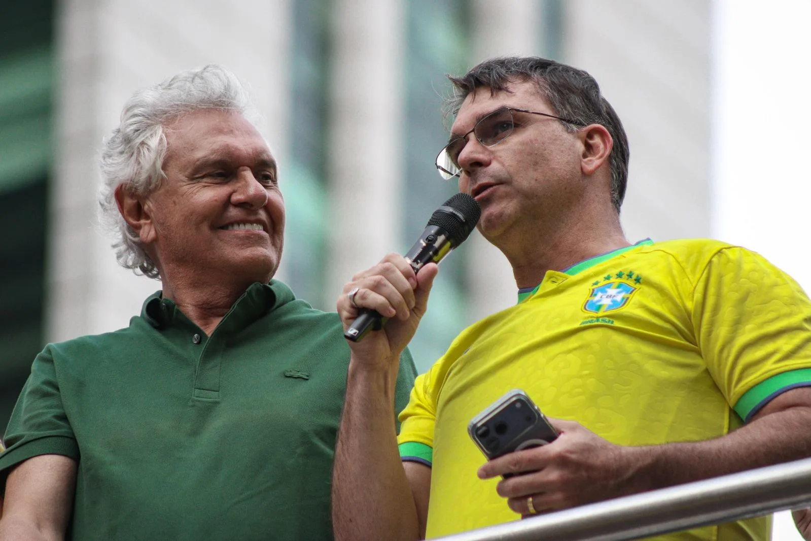 Aliados em palanque, Caiado e Flávio Bolsonaro disputaram o mesmo eleitorado em Goiás, e o goiano ficou para trás