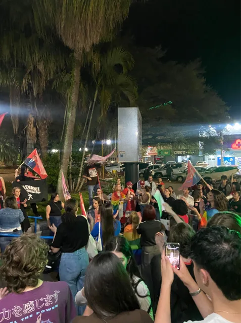 Com bandeiras erguidas e celulares em mãos, participantes acompanham a mobilização noturna, marcada pela presença de jovens e apoiadores da candidatura de Lula