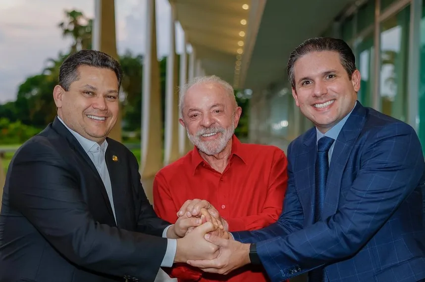 Davi Alcolumbre (União-AP) e Hugo Motta (Republicanos-PB) encontram Lula no Palácio da Alvorada após sua vitória nas eleições de 2026. 27/10/2026.