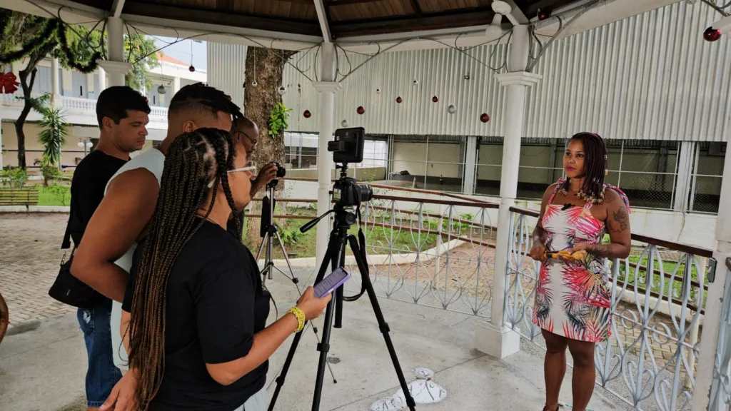 Em Canudos, na Bahia, e nas periferias urbanas de Pernambuco, jovens articulam saberes ancestrais, audiovisual de guerrilha e comunicação comunitária para afirmar que comunicar não é privilégio de empresas, e sim um direito humano inegociável e condição indispensável para a democracia