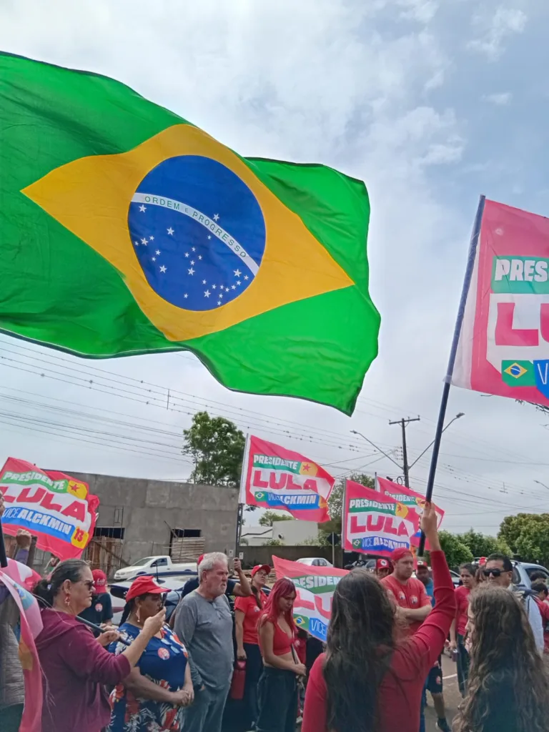 Manifestações resistiram às fortes chuvas que atingiram o Paraná neste sábado (24)