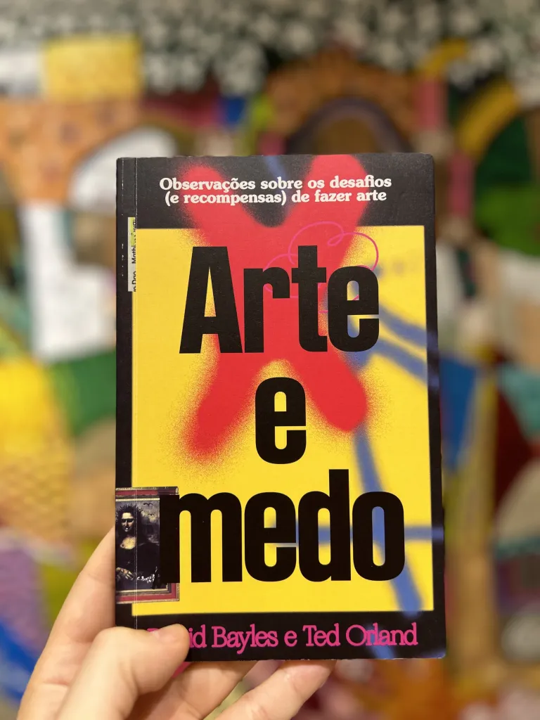 Mão segurando livro