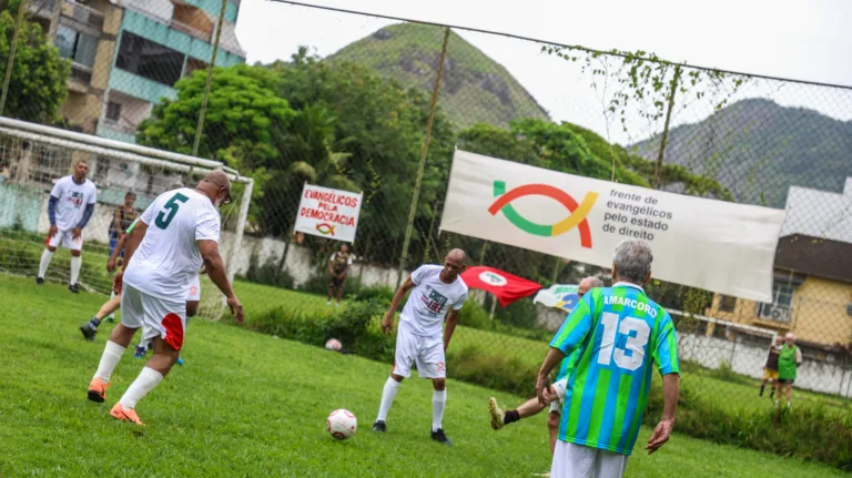 Chico Buarque promove jogo de futebol com evangélicos: 'Muitos são progressistas'