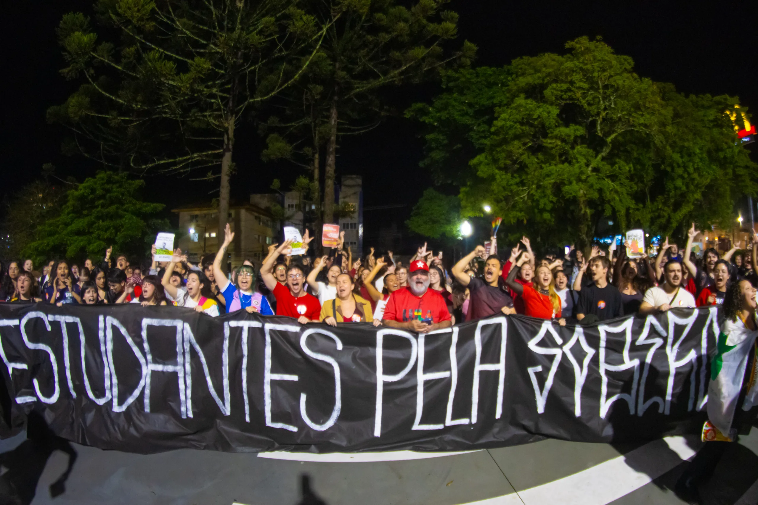 Ato lançou a Nota Pública dos Estudantes de Ponta Grossa, que defende o voto alinhado à defesa da soberania