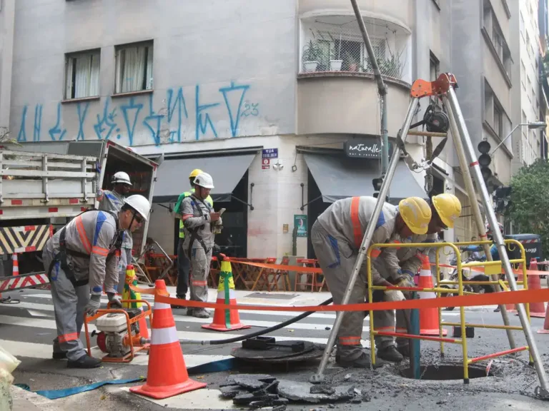 São Paulo (SP), 18/03/2024 - Funcionários da Enel trabalham na rua General Jardim, em Vila Buarque, durante falta de energia na região central. Foto: Rovena Rosa/Agência Brasil