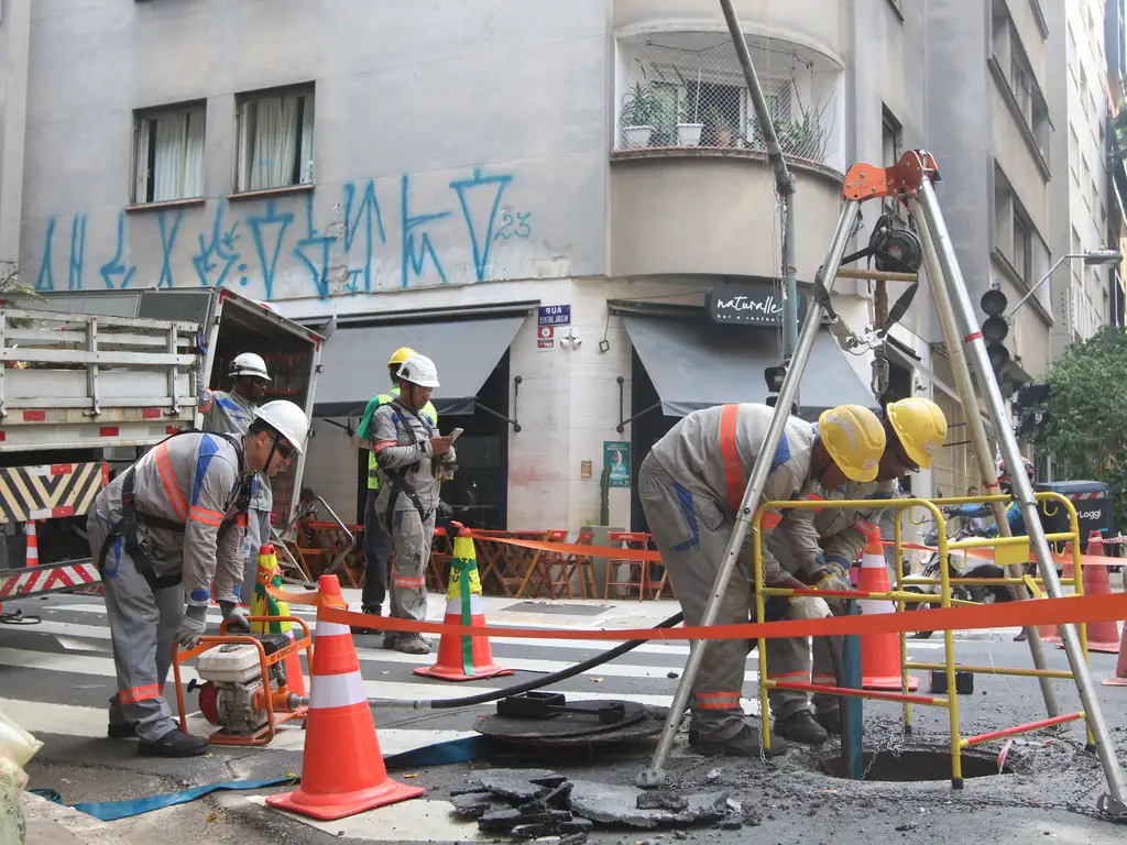 São Paulo (SP), 18/03/2024 - Funcionários da Enel trabalham na rua General Jardim, em Vila Buarque, durante falta de energia na região central. Foto: Rovena Rosa/Agência Brasil