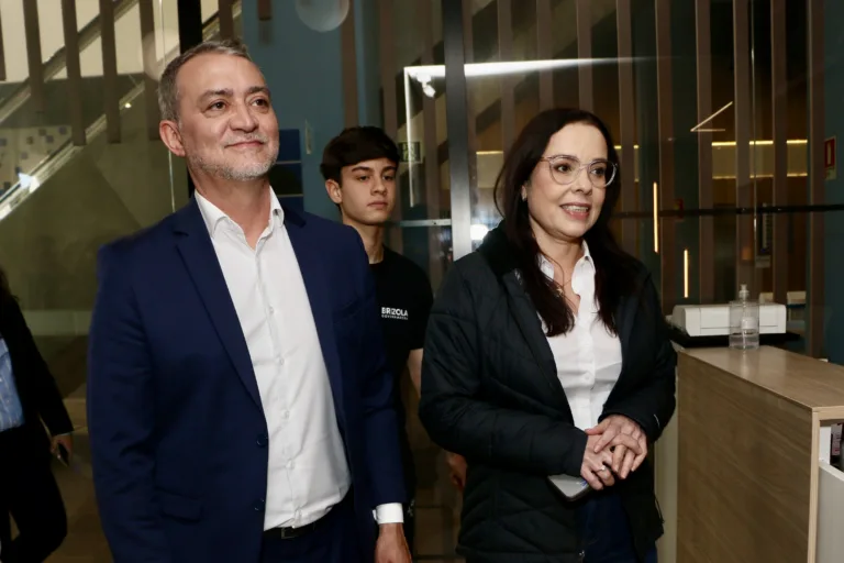 No dia da eleição, Juliana Brizola e Edegar Pretto cumprem agenda em Porto Alegre
