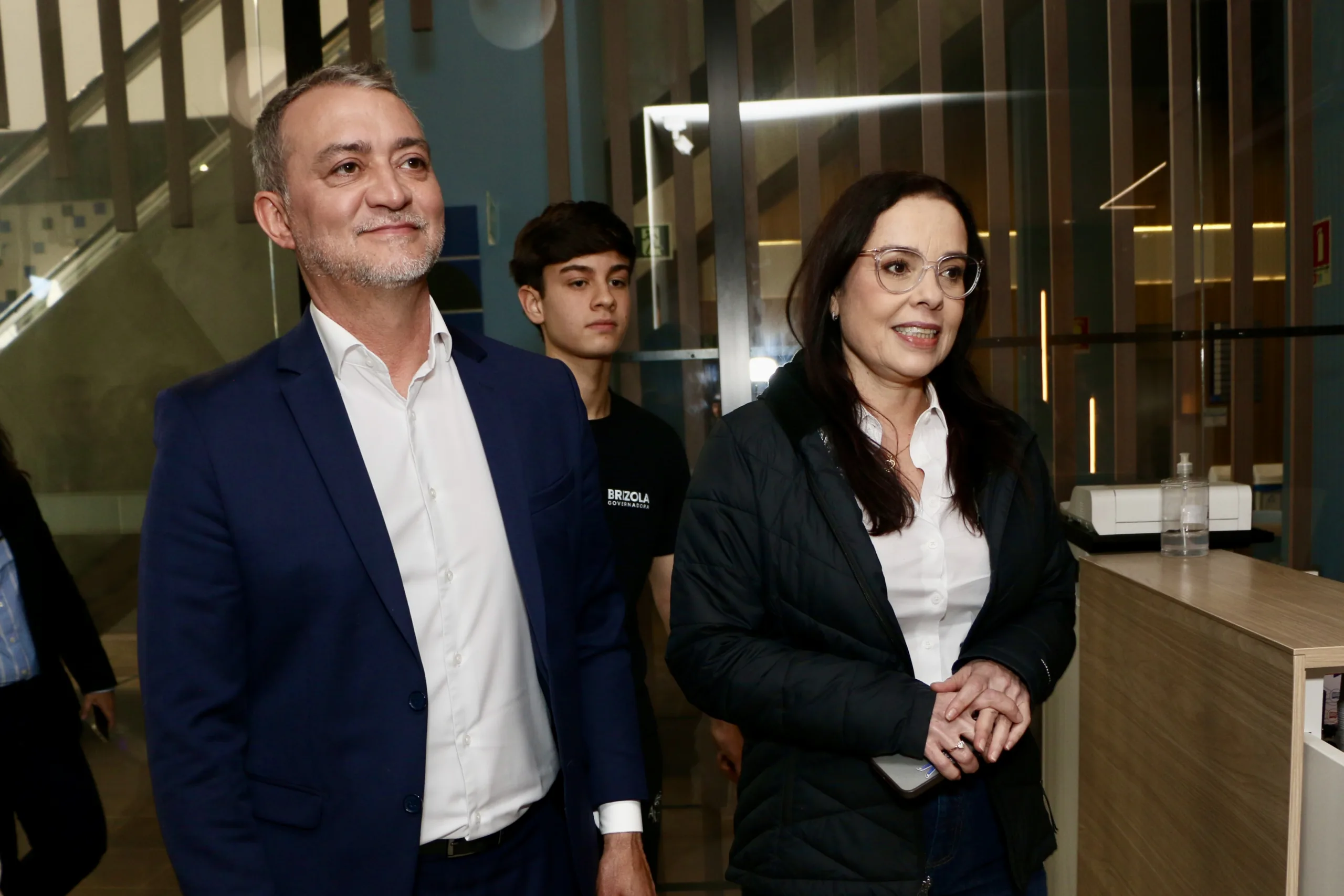 Edgar Pretto e Juliana Brizola votam juntos em Porto Alegre no início da tarde