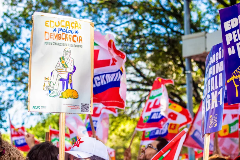‘O presente da candidatura de Flávio Bolsonaro é uma mordaça’, denuncia Sindicato de Docentes