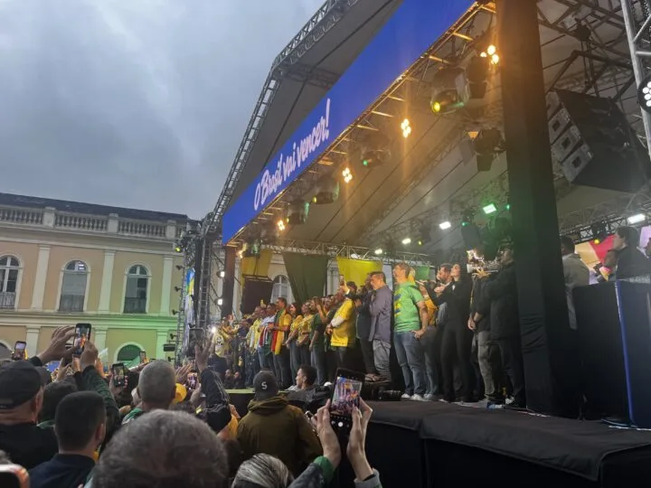 Flávio Bolsonaro fez ato em Porto Alegre enquanto senado votava o fim da escala 6×1