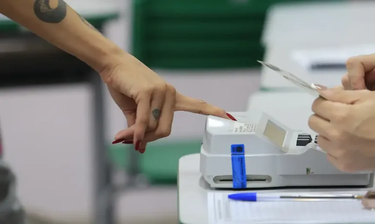 TSE registra 900 urnas trocadas e PF soma 22 detidos até o meio-dia