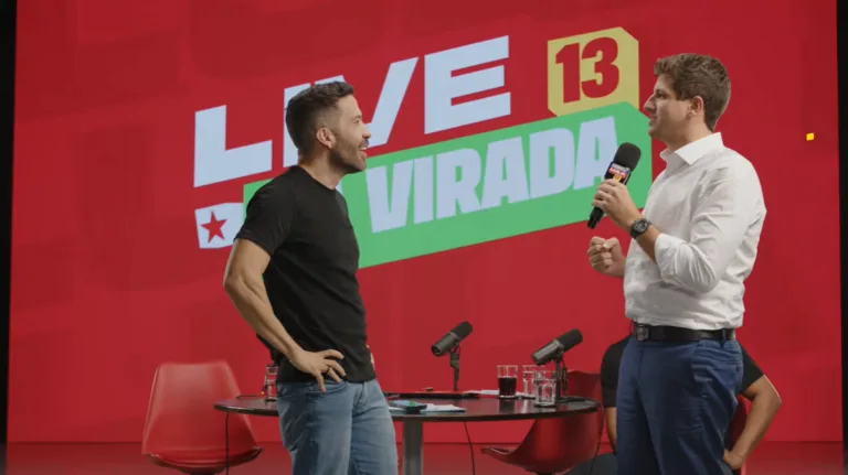 Janones recebe João Campos no estúdio onde está sendo gravada a live de 24 horas do "Exército do Lula"