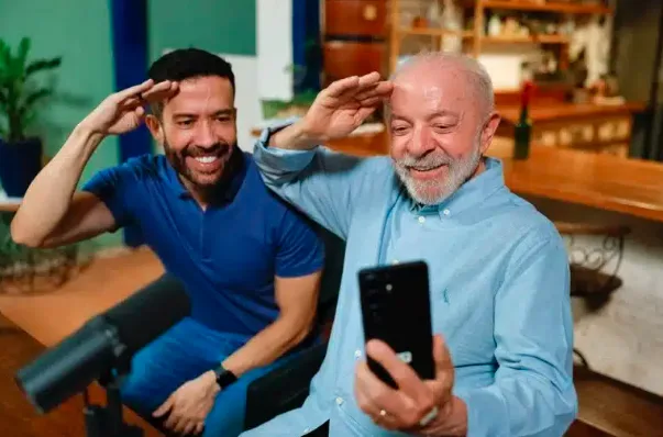 O deputado André Janones e o presidente reeleitor Luiz Inácio Lula da Silva.