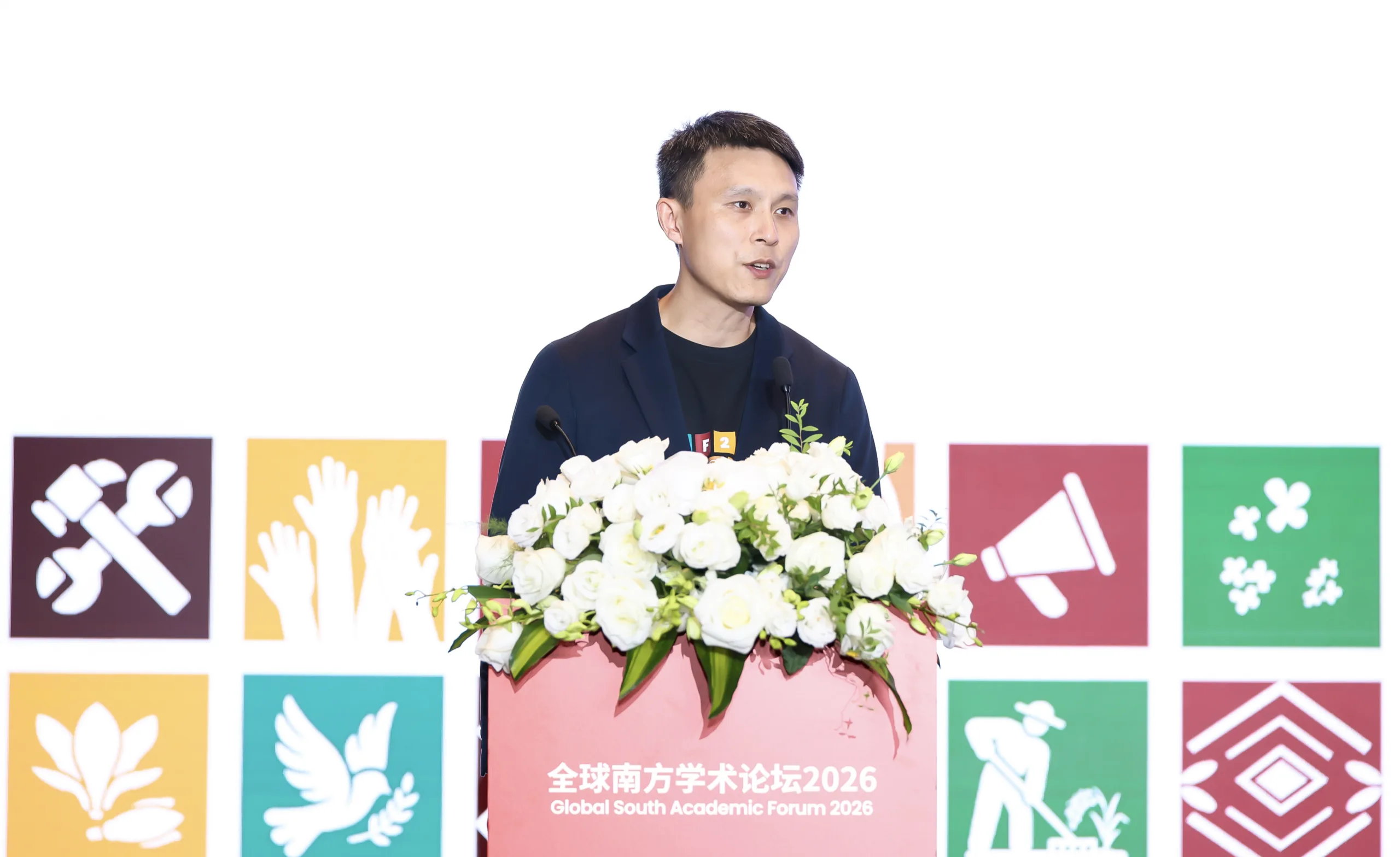 Jeff Xiong, secretário-geral do Fórum Acadêmico do Sul Global em discurso de encerramento da edição de 2026
