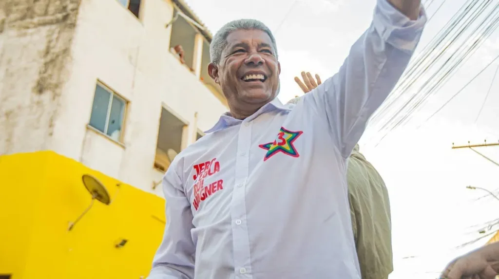 Com a apuração totalizada pela Justiça Eleitoral, Jerônimo Rodrigues (PT) alcançou a maioria absoluta dos votos válidos e foi reeleito governador da Bahia logo no primeiro turno