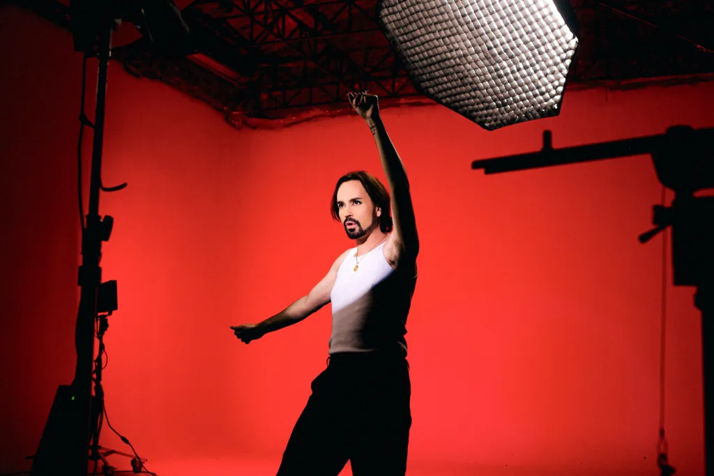 Com 20 anos de carreira independente, Johnny Hooker celebra sua primeira indicação ao Grammy Latino.
