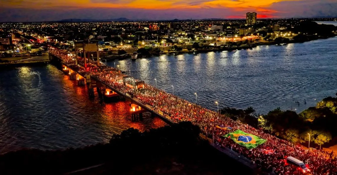 Milhares de pessoas fazem caminhada na ponte que separa Petrolina de Juazeiro.