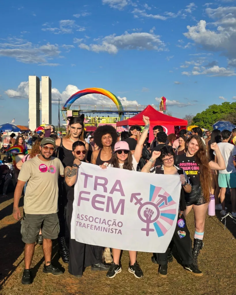 Membros do coletivo Trafem reunidos em frente ao Congresso Nacional, em Brasília