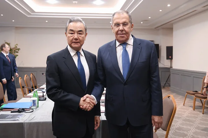 Ministro das Relações Exteriores da China, Wang Yi, junto ao seu par russo, Sergei Lavrov, antes da reunião em Baku, capital do Azerbaijão. 14 de outubro de 2026