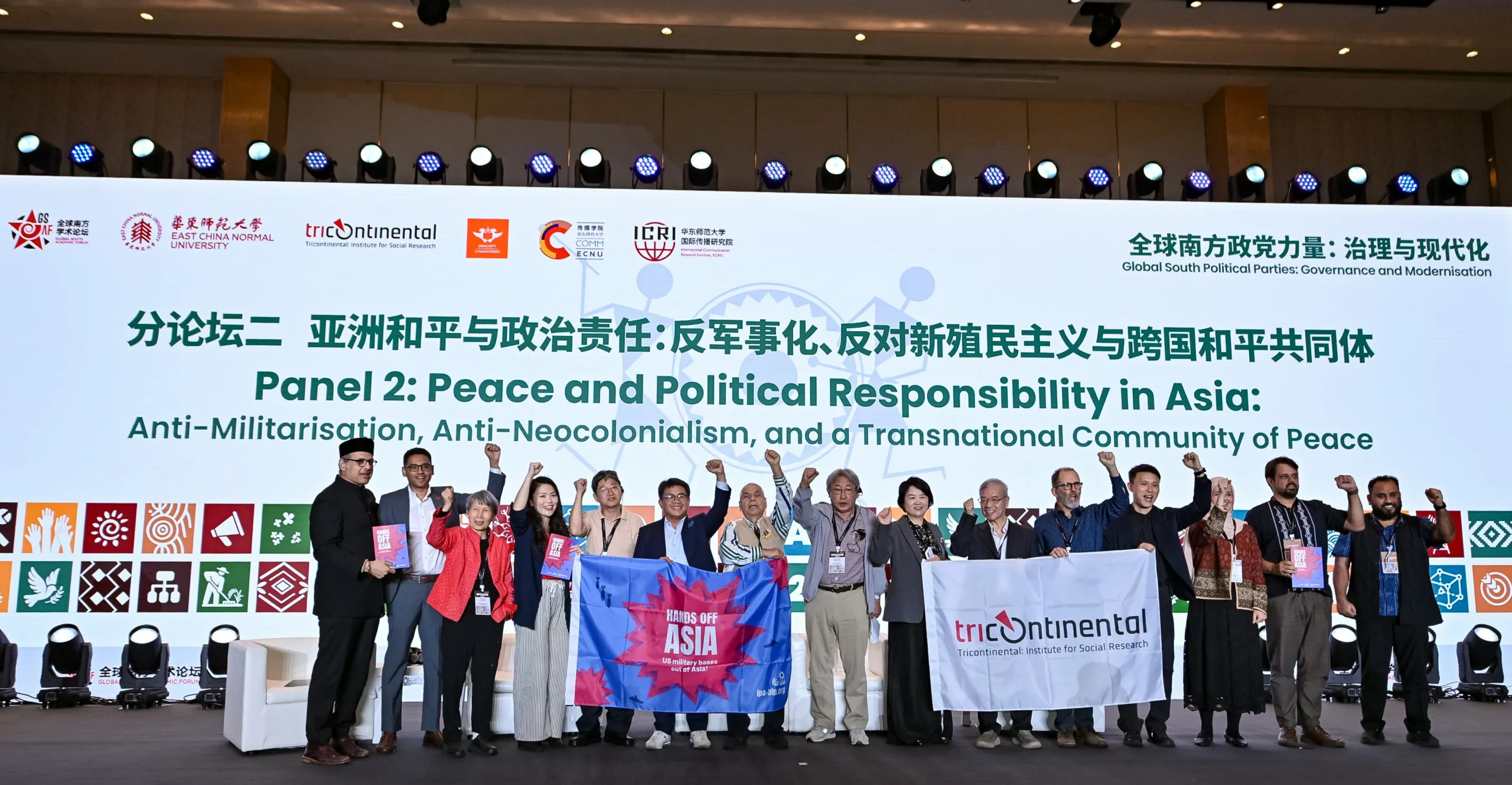 Integrantes do Instituto Tricontinental e da Assembleia Internacional dos Povos, e autores do livro "Tirem as Mãos da Ásia" durante o Fórum Acadêmico do Sul Global, em Xangai, China. 17 de outubro.