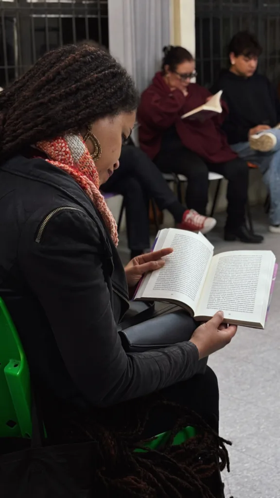 Participantes do Clube de Leitura Contra a Desinformação durante atividade literária.