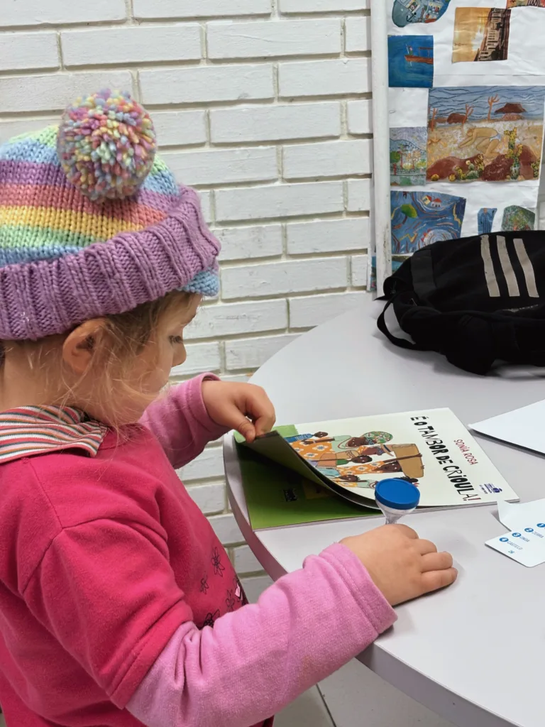 Clubinho oferece atividades de leitura e recreação para crianças de 4 a 12 anos durante os encontros do projeto.