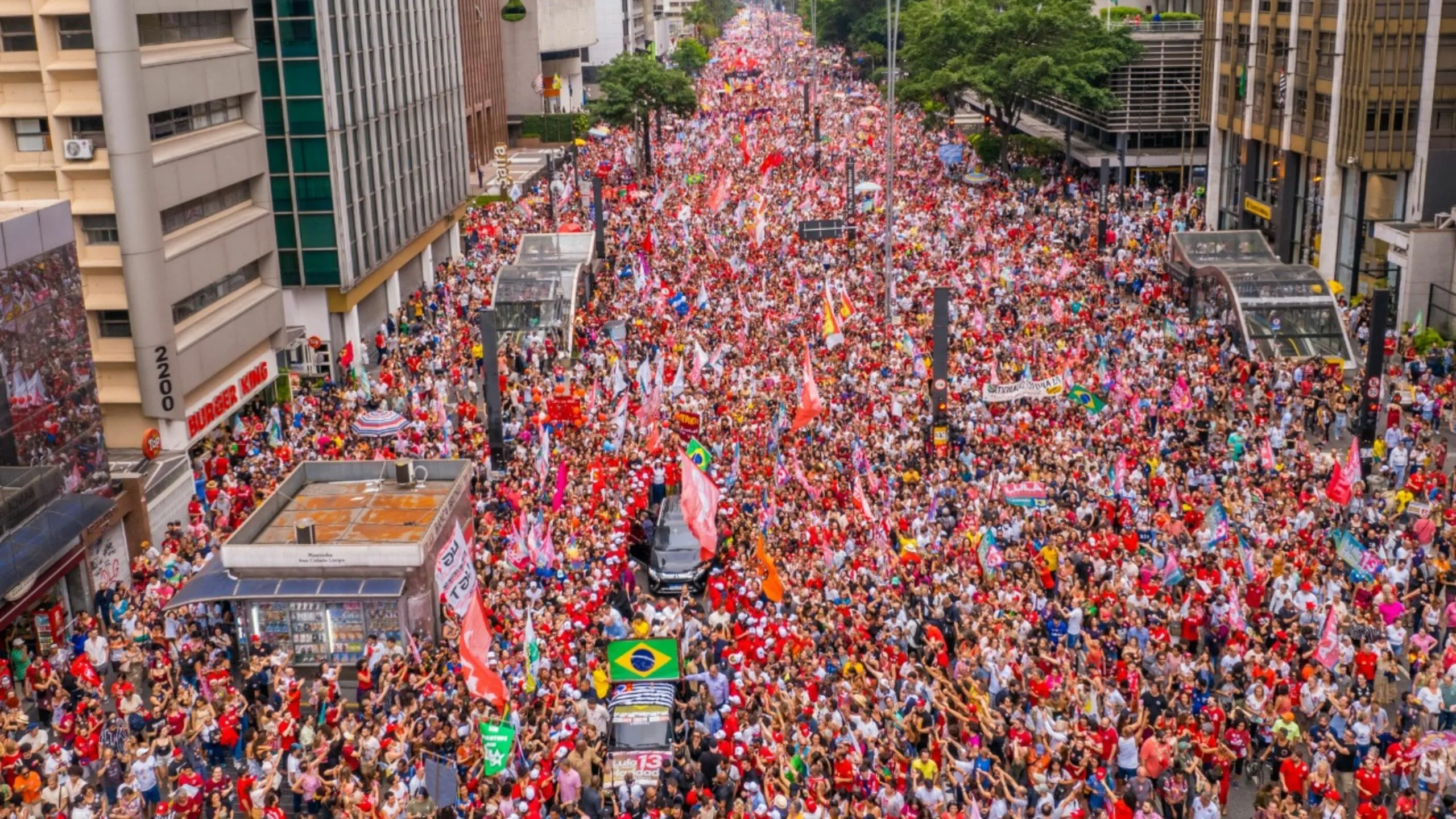 Em 2022, a caminhada do PT às vésperas da eleição lotou a avenida Paulista.