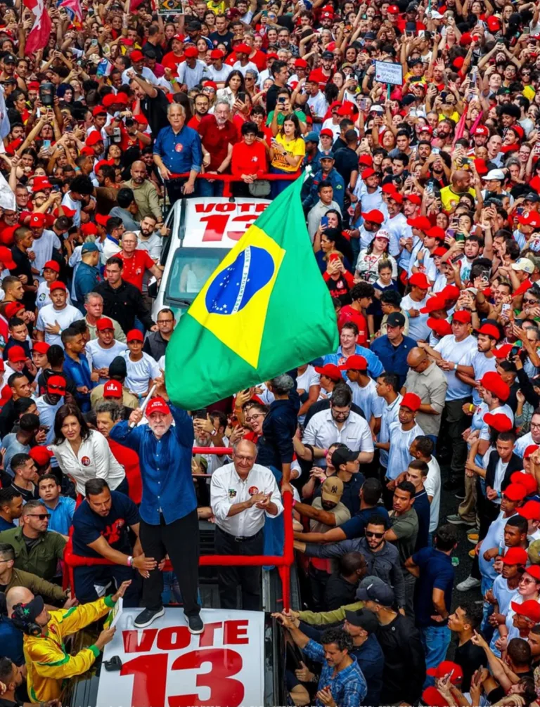 Em ato final de campanha, Lula arrasta milhares na Paulista em clima de defesa da democracia