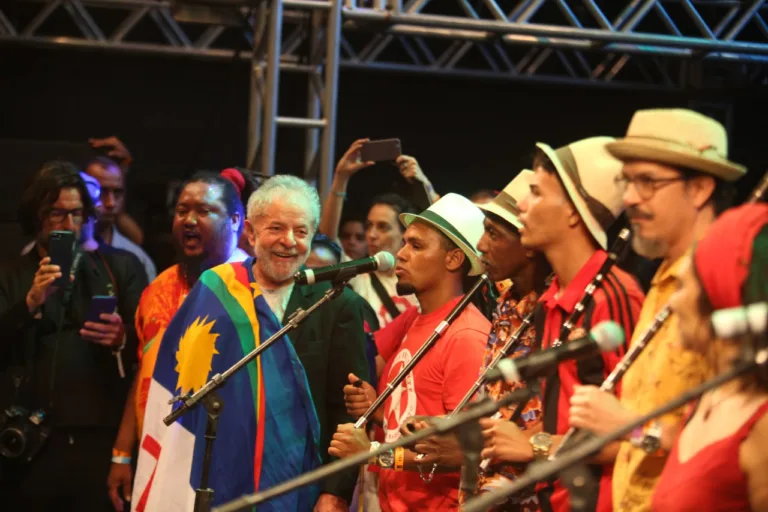 Mobilizações em Pernambuco reúnem cultura, futebol e movimentos populares em apoio a Lula