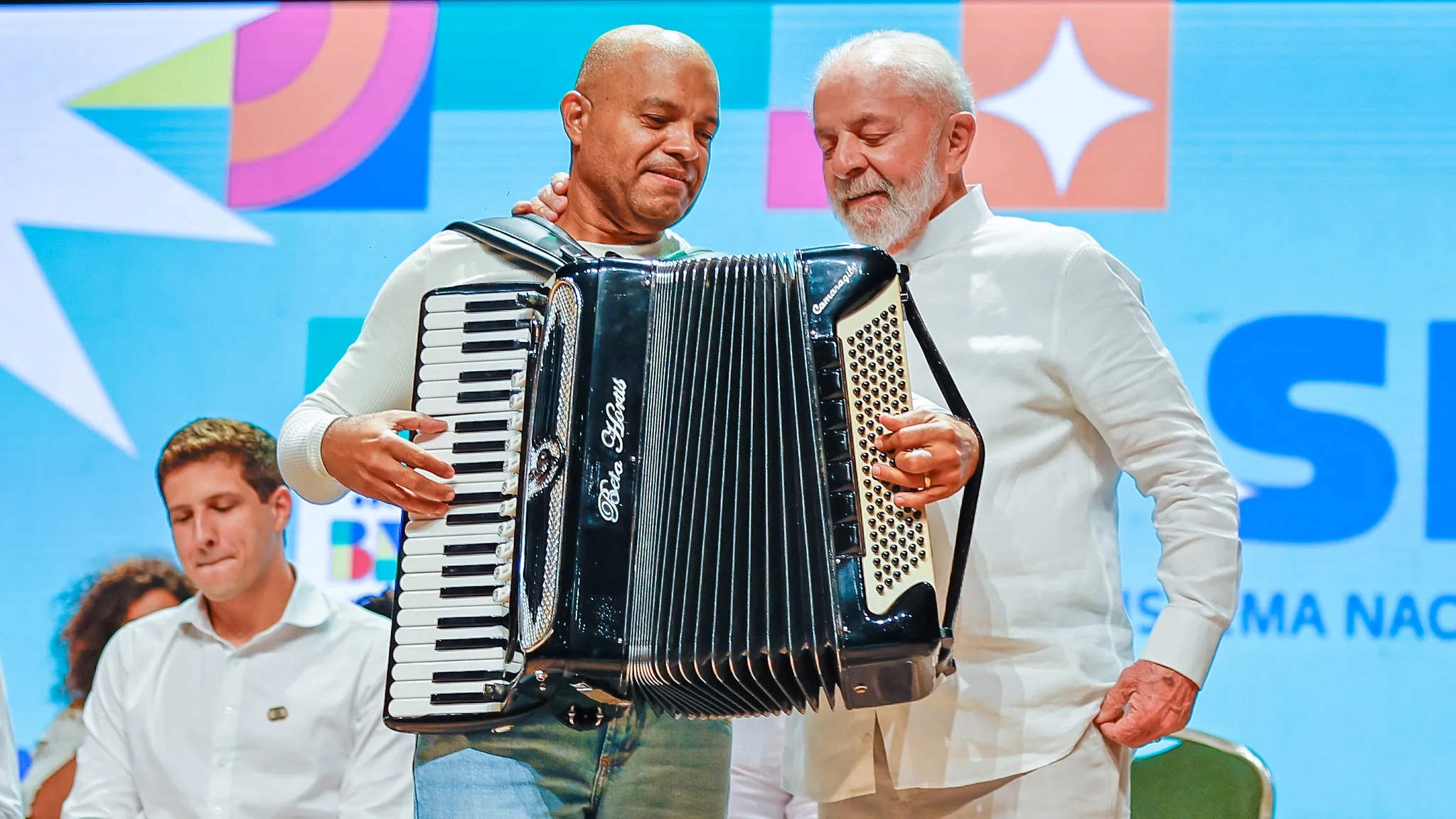 Lula ao lado do sanfoneiro Beto Hortis, em cerimônia no Recife (PE)