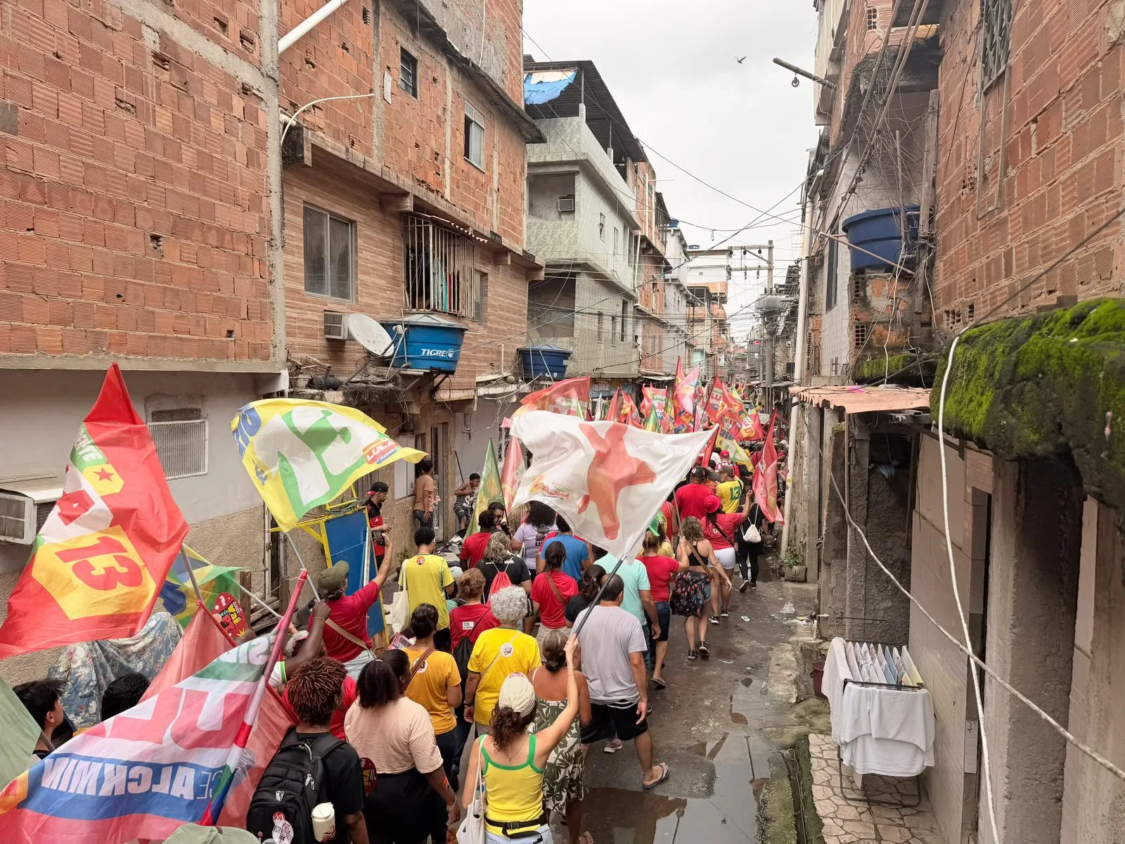 Ato Maré com Lula reuniu uma multidão pelas ruas da favela no Rio no sábado (17)