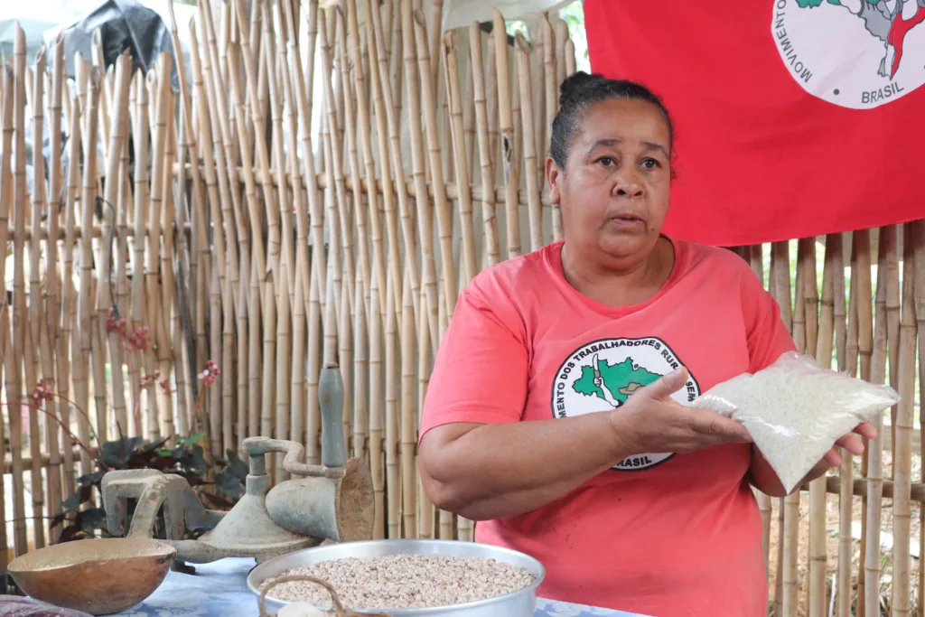 Luiza Margarida celebra a comercialização do arroz cultivado no sítio