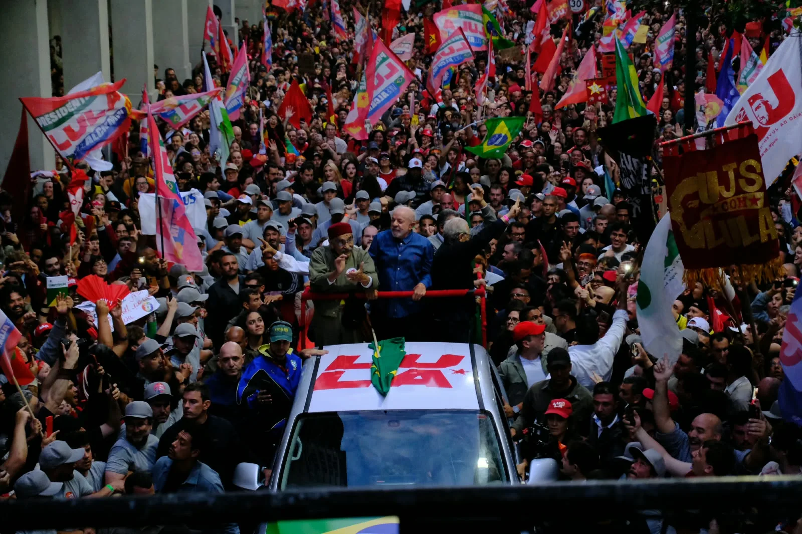 Lula durante caminhada no Centro Histórico de Porto Alegre, que reuniu uma multidão na segunda-feira (19), seis dias antes da vitória no segundo turno
