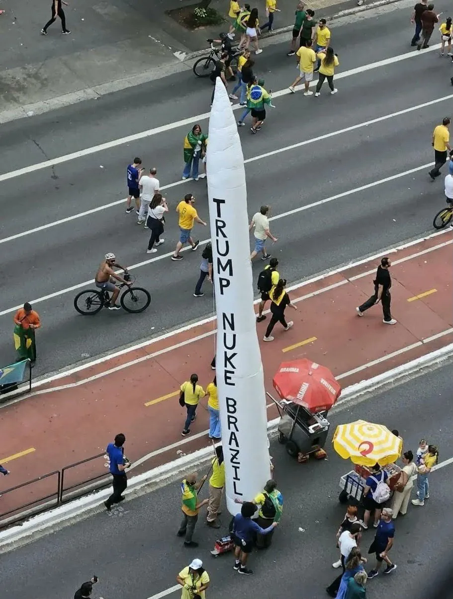 Estrutura imitando um míssil trouxe o texto “Trump nuke Brazil” (“Trump, ataque o Brasil com armas nucleares”)