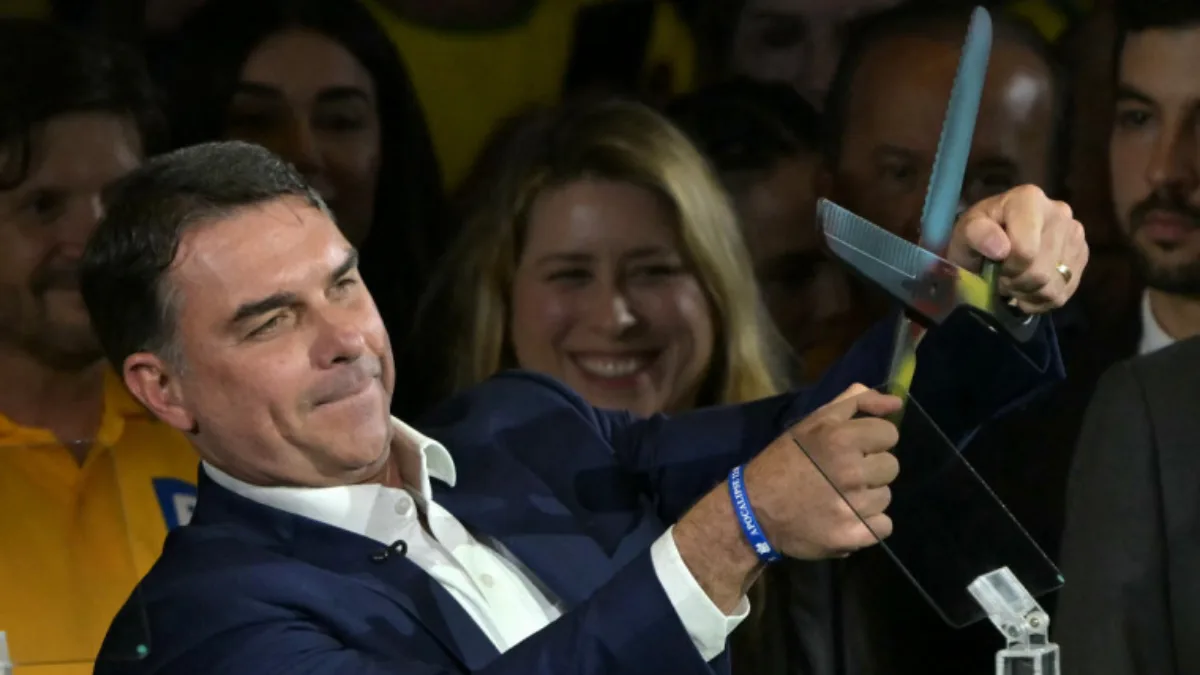 Flávio Bolsonaro (PL), que já chamou o Bolsa Família de 'bolsa farelo', disse que não encerraria o programa