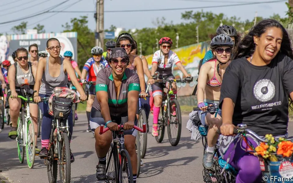 Criado em 2016, em Porto Alegre, o 100Gurias100Medo nasceu com a proposta de promover encontros e fortalecer a presença de mulheres, pessoas trans e não-binárias no ciclismo e nas ruas
