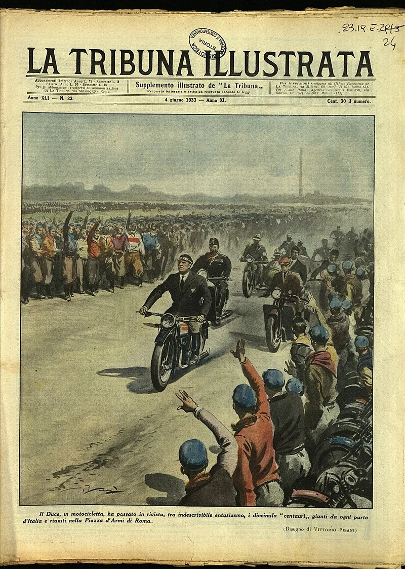 Periódico italiano mostra Mussolini em desfile de moto na década de 30, antes da Segunda Guerra Mundial