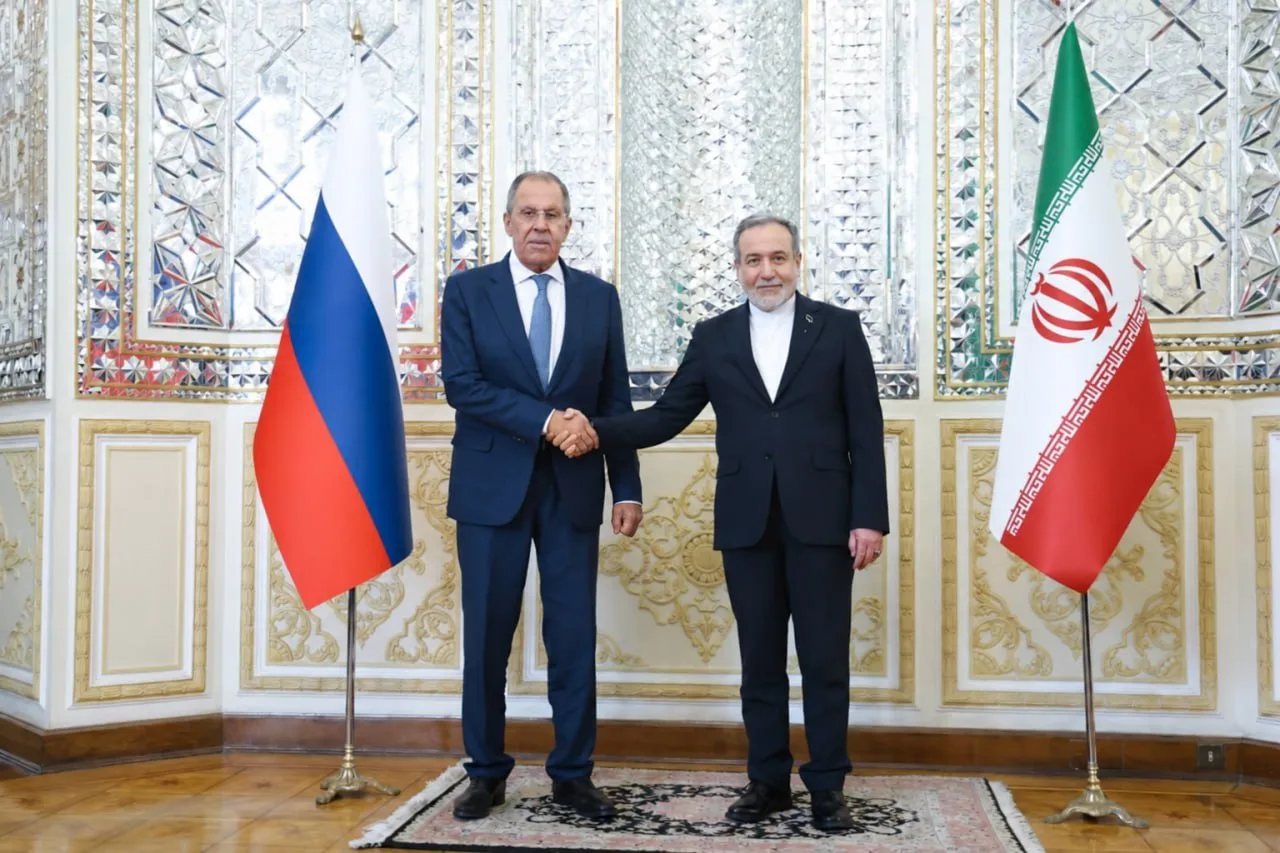 Chanceler russo, Serguei Lavrov e o ministro das Relações Exteriores do Irã, Abbas Araghchi, se reúnem em Teerã, em 19 de outubro de 2026