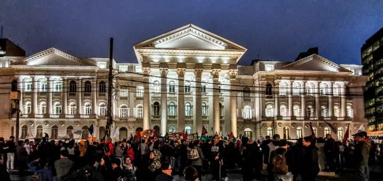 Estudantes protestam contra privatizações, precarização do ensino e em defesa da educação pública, gratuita e de qualidade.