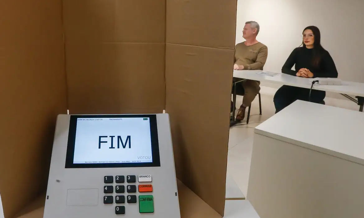 Urna eletrônica mostra o texto "Fim", exibido após votação.