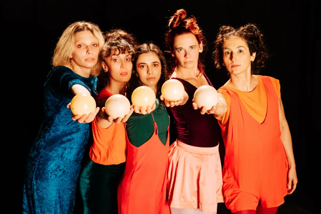 Espetáculo ‘Poéticas do corpo no tempo-estripulia’ reúne mulheres-artistas do Circo Híbrido