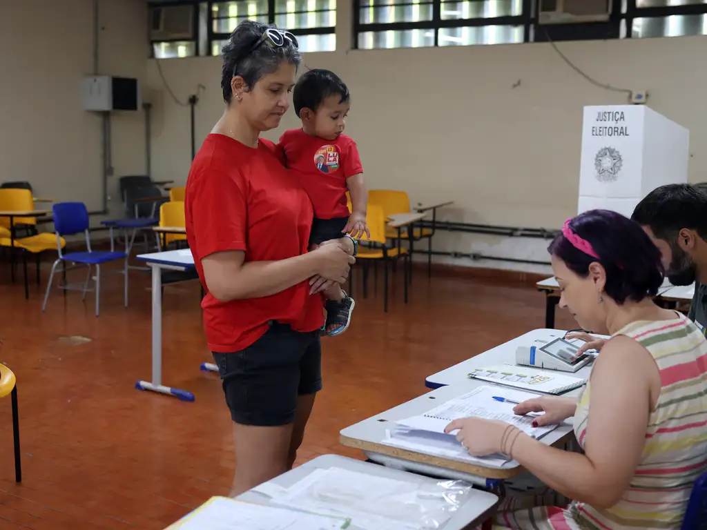 Votação em segundo turno ocorre neste domingo (25) em todo o país