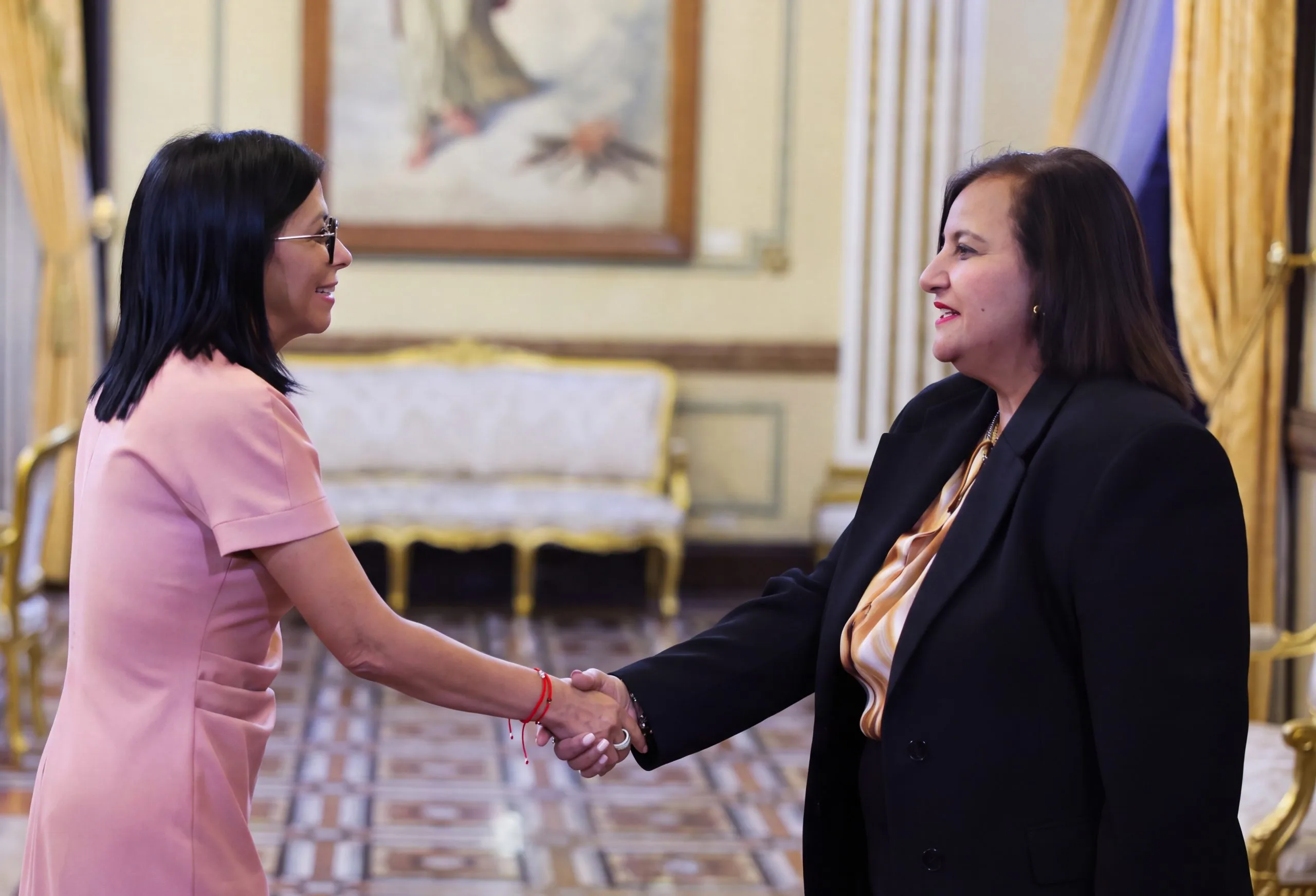 A presidenta em exercício, Delcy Rodríguez, e a ex-deputada opositora, Dinorah Figuera, se encontraram no Palácio de Miraflores.