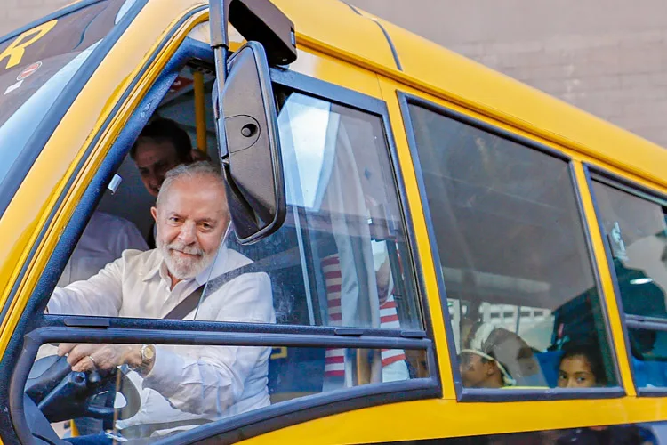 Presidente Lula durante entrega de ônibus escolares no Ceará