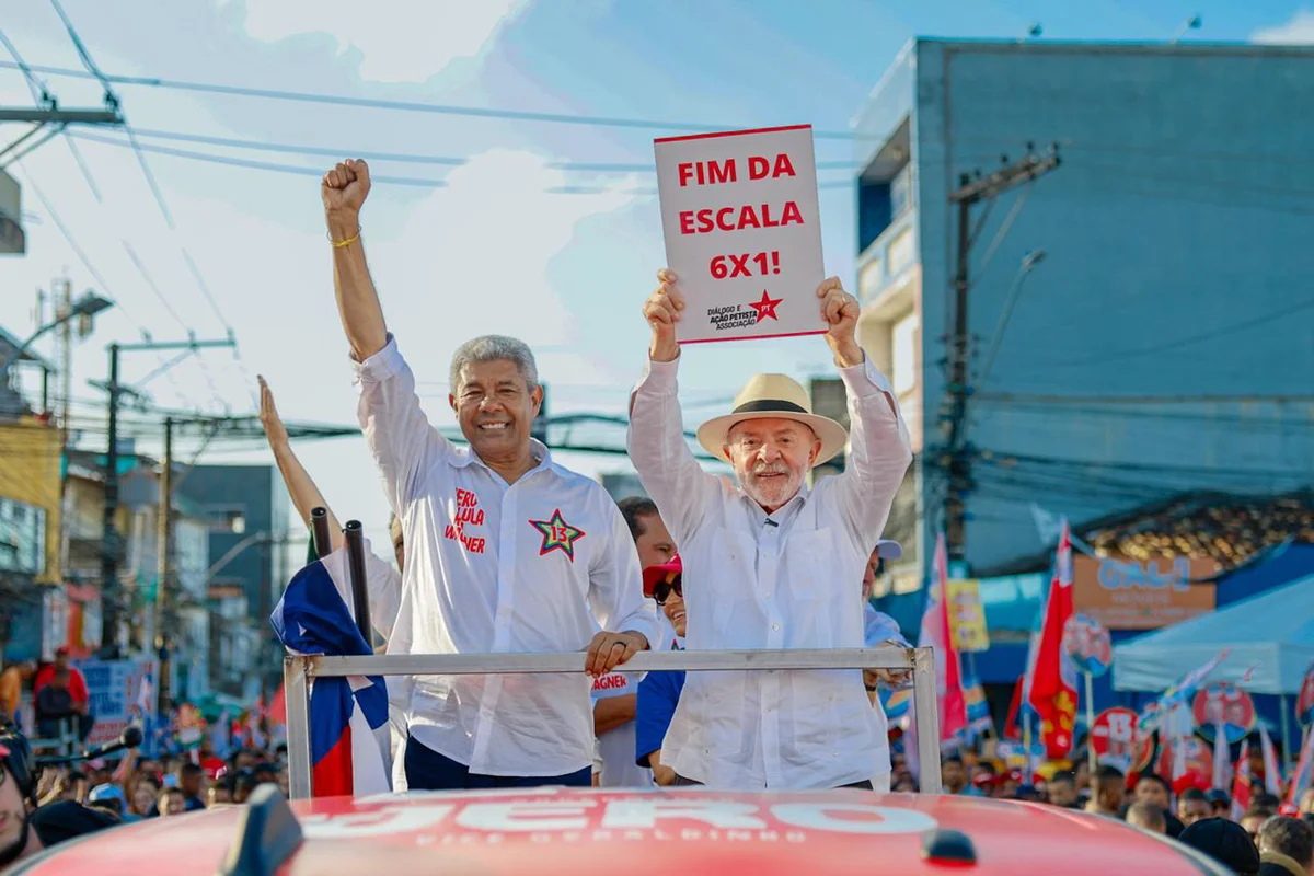 O presidente Luiz Inácio Lula da Silva e o governador da Bahia, Jerônimo Rodrigues, durante um evento de campanha em Salvador (BA). 28/08/2026