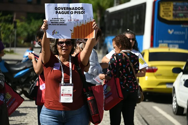 Professores do RJ cobram pagamento do piso nacional
