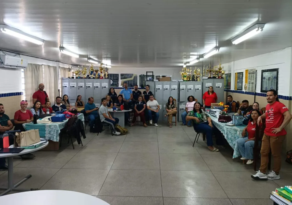 Equipe de educadores e gestores da EREM Aura Sampaio, em Salgueiro (PE), invadida por militante bolsonarista acompanhado de policiais