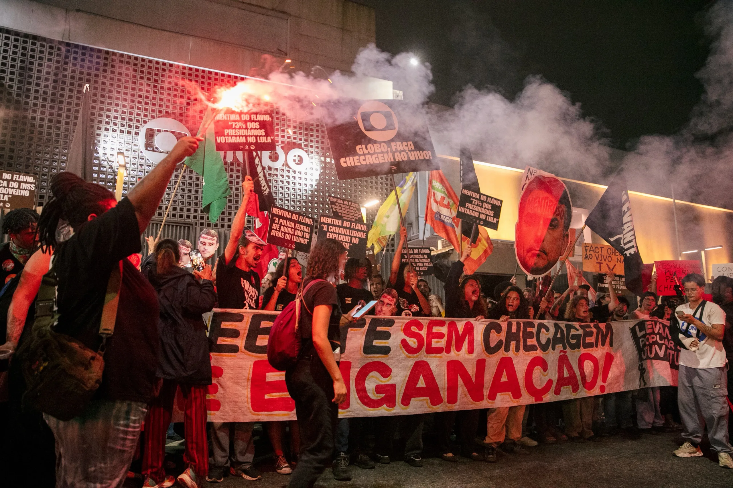 Manifestantes em frente à sede da Globo, no Jardim Botânico, no Rio de Janeiro.