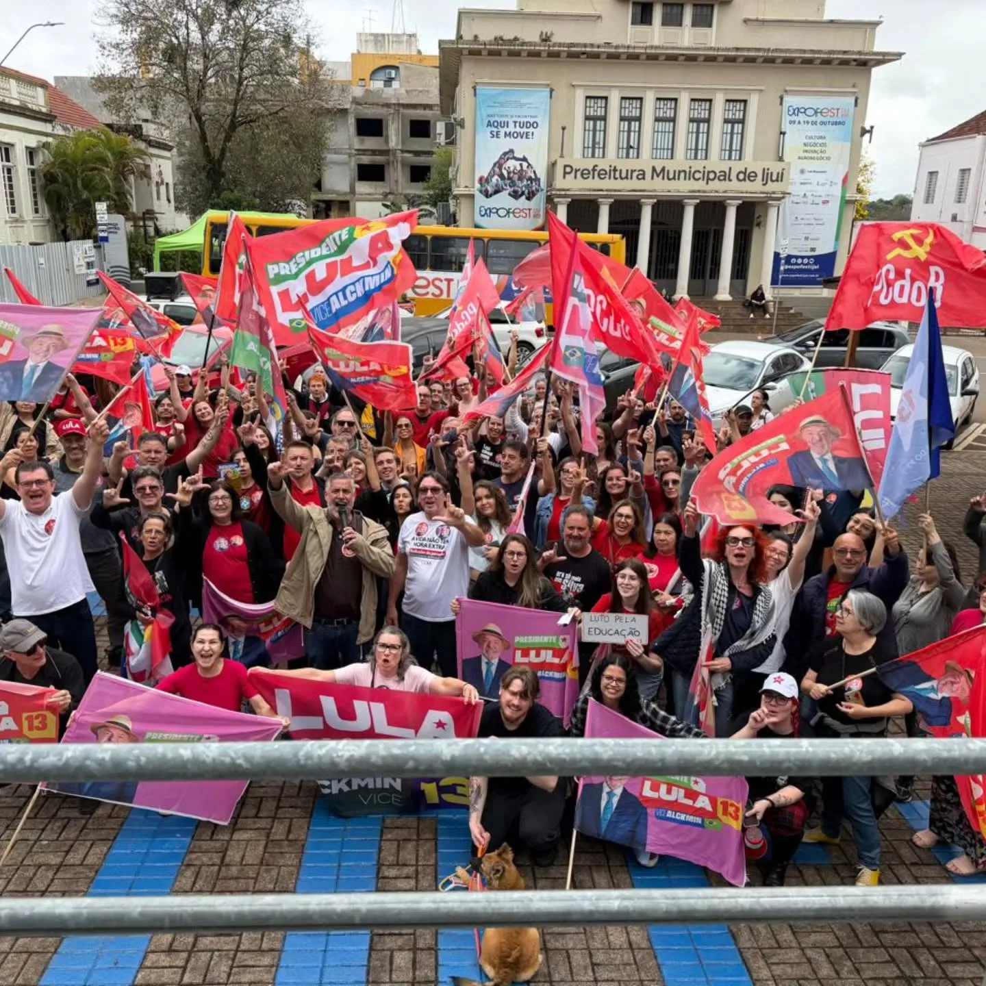 Em frente à Prefeitura Municipal de Ijuí, manifestantes exibem bandeiras e cartazes de campanha durante registro coletivo em apoio a Lula