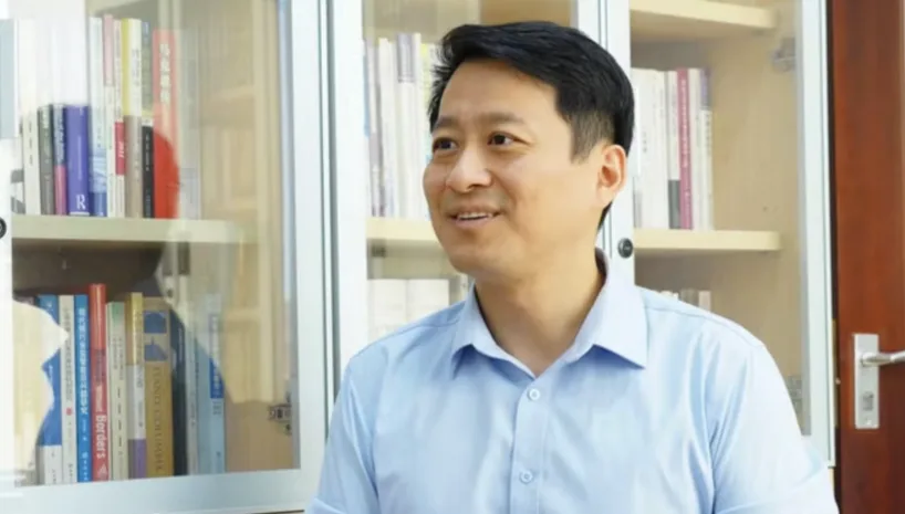 Qu Qiang, professor e vice-decano da Escola de Jornalismo e Comunicação da Universidade Minzu da China